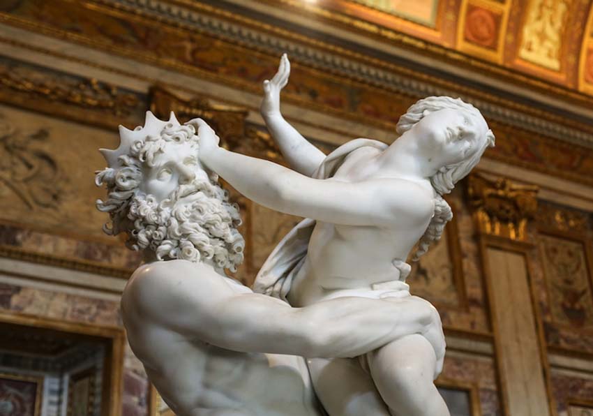 Detall de l'escultura El rapte de Proserpina. Un home i una dona